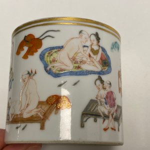 Een Chinese famille rose penselenbeker met erotisch decor, 19e eeuw — foto 19