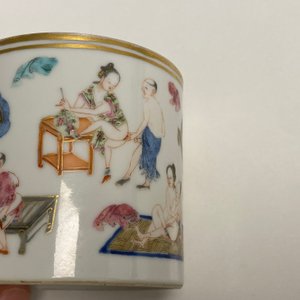 Een Chinese famille rose penselenbeker met erotisch decor, 19e eeuw — foto 21