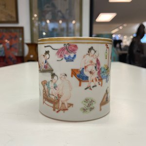 Een Chinese famille rose penselenbeker met erotisch decor, 19e eeuw — foto 26