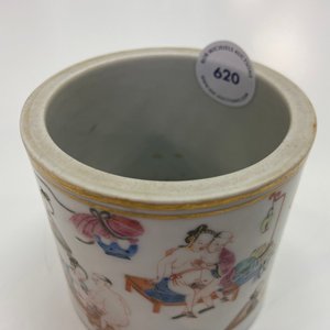 Een Chinese famille rose penselenbeker met erotisch decor, 19e eeuw — foto 27