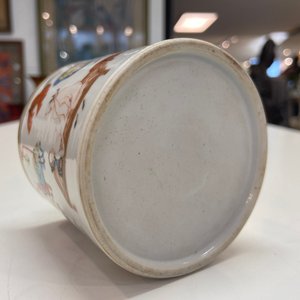 Een Chinese famille rose penselenbeker met erotisch decor, 19e eeuw — foto 28