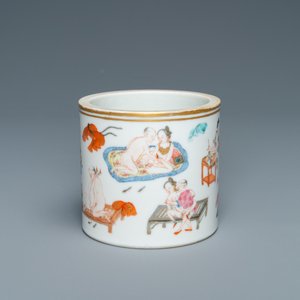 Een Chinese famille rose penselenbeker met erotisch decor, 19e eeuw — foto 3