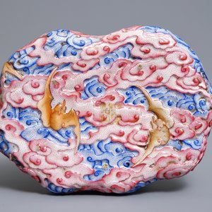 Een Chinese famille rose penselenwasser met reliëfdecor van vleermuizen, Qianlong merk, 20e eeuw — foto 7