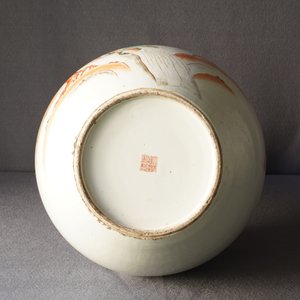 Een Chinese famille rose 'perziken' vaas, Qianlong merk, 19e eeuw — foto 12