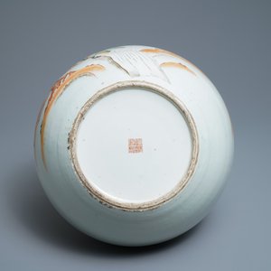 Een Chinese famille rose 'perziken' vaas, Qianlong merk, 19e eeuw — foto 5