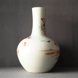 Een Chinese famille rose 'perziken' vaas, Qianlong merk, 19e eeuw — foto 8