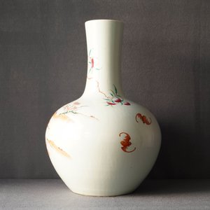 Een Chinese famille rose 'perziken' vaas, Qianlong merk, 19e eeuw — foto 9