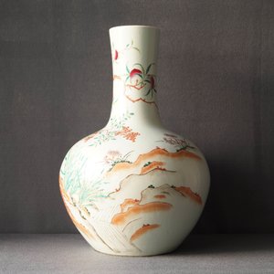 Een Chinese famille rose 'perziken' vaas, Qianlong merk, 19e eeuw — foto 10