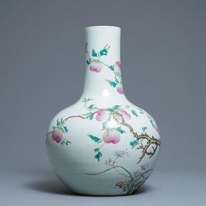Een Chinese famille rose 'perziken' vaas, Qianlong merk, 19e eeuw — foto 2