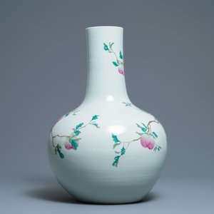 Een Chinese famille rose 'perziken' vaas, Qianlong merk, 19e eeuw — foto 3