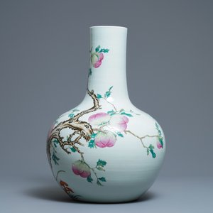 Een Chinese famille rose 'perziken' vaas, Qianlong merk, 19e eeuw — foto 4