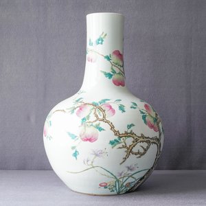 Een Chinese famille rose 'perziken' vaas, Qianlong merk, 19e eeuw — foto 8