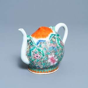 Een Chinese famille rose perzikvormige cadogan theepot met reliëfdecor, Qianlong — foto 1