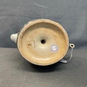 Een Chinese famille rose perzikvormige cadogan theepot met reliëfdecor, Qianlong — foto 11