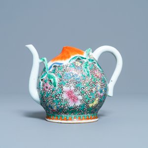 Een Chinese famille rose perzikvormige cadogan theepot met reliëfdecor, Qianlong — foto 2