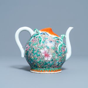 Een Chinese famille rose perzikvormige cadogan theepot met reliëfdecor, Qianlong — foto 4