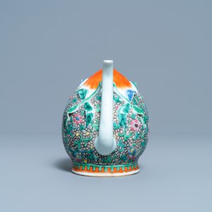 Een Chinese famille rose perzikvormige cadogan theepot met reliëfdecor, Qianlong — foto 5