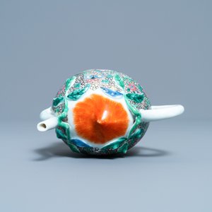 Een Chinese famille rose perzikvormige cadogan theepot met reliëfdecor, Qianlong — foto 6