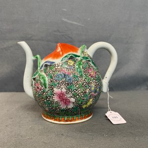Een Chinese famille rose perzikvormige cadogan theepot met reliëfdecor, Qianlong — foto 8