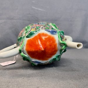 Een Chinese famille rose perzikvormige cadogan theepot met reliëfdecor, Qianlong — foto 10