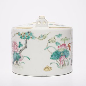Een Chinese famille rose plaquette, een schotel en een theepot met deksel, 19e eeuw — foto 5