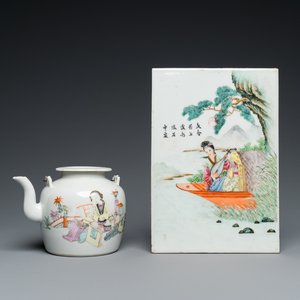 Een Chinese famille rose plaquette en een qianjiang cai theepot, 19/20e eeuw — foto 1