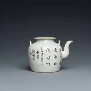 Een Chinese famille rose plaquette en een qianjiang cai theepot, 19/20e eeuw — foto 6