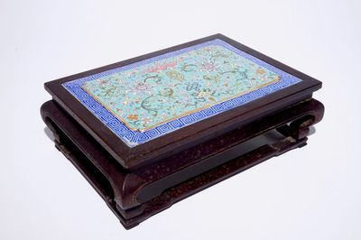 Een Chinese famille rose plaquette in een houten stand gevat, 19e eeuw
