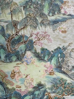 Een Chinese famille rose plaquette in een houten tafelscherm gevat, Qianlong — foto 2