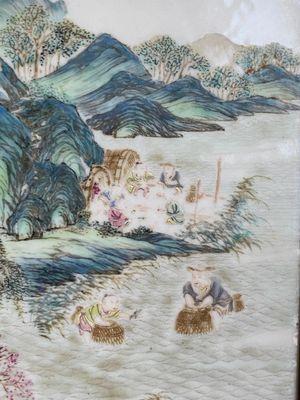 Een Chinese famille rose plaquette in een houten tafelscherm gevat, Qianlong — foto 3