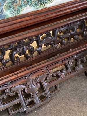 Een Chinese famille rose plaquette in een houten tafelscherm gevat, Qianlong — foto 5