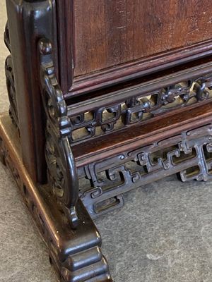 Een Chinese famille rose plaquette in een houten tafelscherm gevat, Qianlong — foto 8