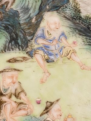 Een Chinese famille rose plaquette in een houten tafelscherm gevat, Qianlong — foto 10