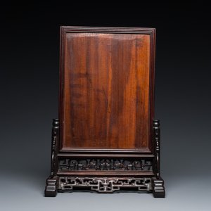 Een Chinese famille rose plaquette in een houten tafelscherm gevat, Qianlong — foto 2