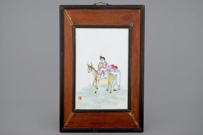 Een Chinese famille rose plaquette in houten kader, 19/20e eeuw