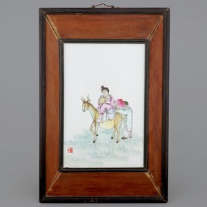 Een Chinese famille rose plaquette in houten kader, 19/20e eeuw — foto 1