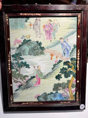Een Chinese famille rose plaquette met 'Acht Onsterfelijken' in houten lijst, 18/19e eeuw — foto 1