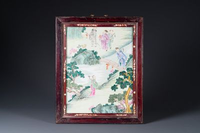 Een Chinese famille rose plaquette met 'Acht Onsterfelijken' in houten lijst, 18/19e eeuw