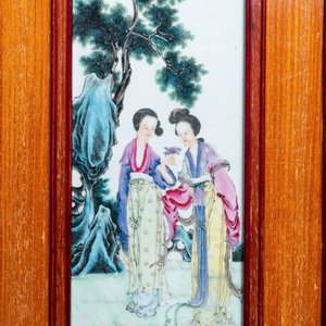 Een Chinese famille rose plaquette met dames in een tuin, Republiek — foto 3