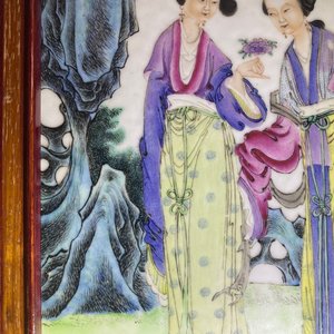 Een Chinese famille rose plaquette met dames in een tuin, Republiek — foto 8
