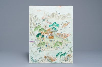 Een Chinese famille rose plaquette met decor de visvangst, 19e eeuw