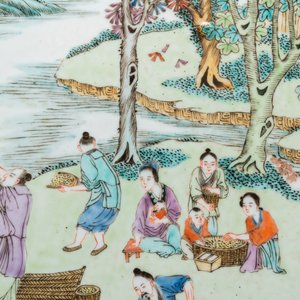 Een Chinese famille rose plaquette met decor van de rijstproductie, 19e eeuw — foto 3