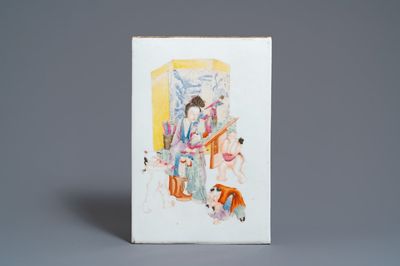 Een Chinese famille rose plaquette met een dame en spelende kinderen, Republiek