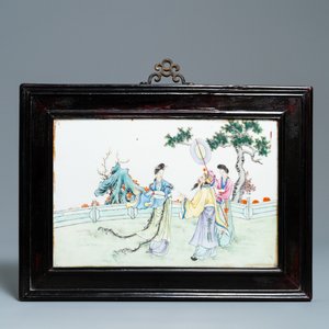 Een Chinese famille rose plaquette met figuren in een tuin, Republiek — foto 1