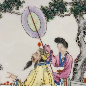 Een Chinese famille rose plaquette met figuren in een tuin, Republiek — foto 14