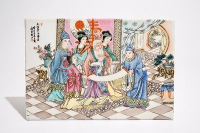 Een Chinese famille rose plaquette met inscriptie, 20e eeuw