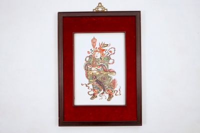 Een Chinese famille rose plaquette met Qin Shubao, 19/20e eeuw