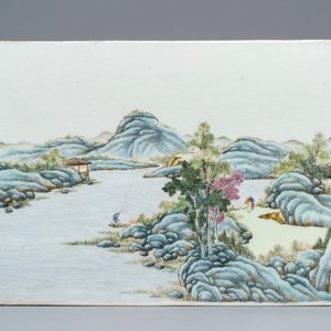Een Chinese famille rose plaquette met rivierlandschap, ca. 1900 — foto 1