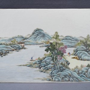 Een Chinese famille rose plaquette met rivierlandschap, ca. 1900 — foto 3