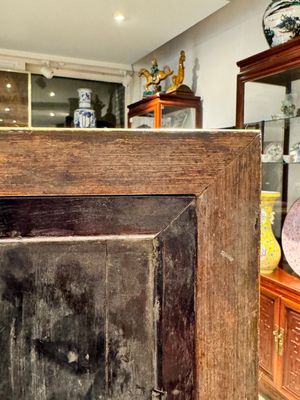 Een Chinese famille rose plaquette met 'twee geleerden in de bergen' met houten lijst, 18/19e eeuw — foto 11